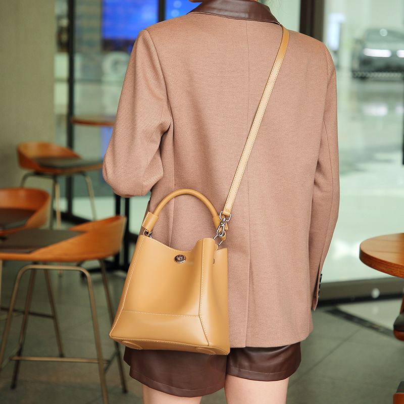Schultertasche für Damen ⎜ Klassische Umhängetasche aus Leder mit Drehverschluss und stabilem Tragegriff