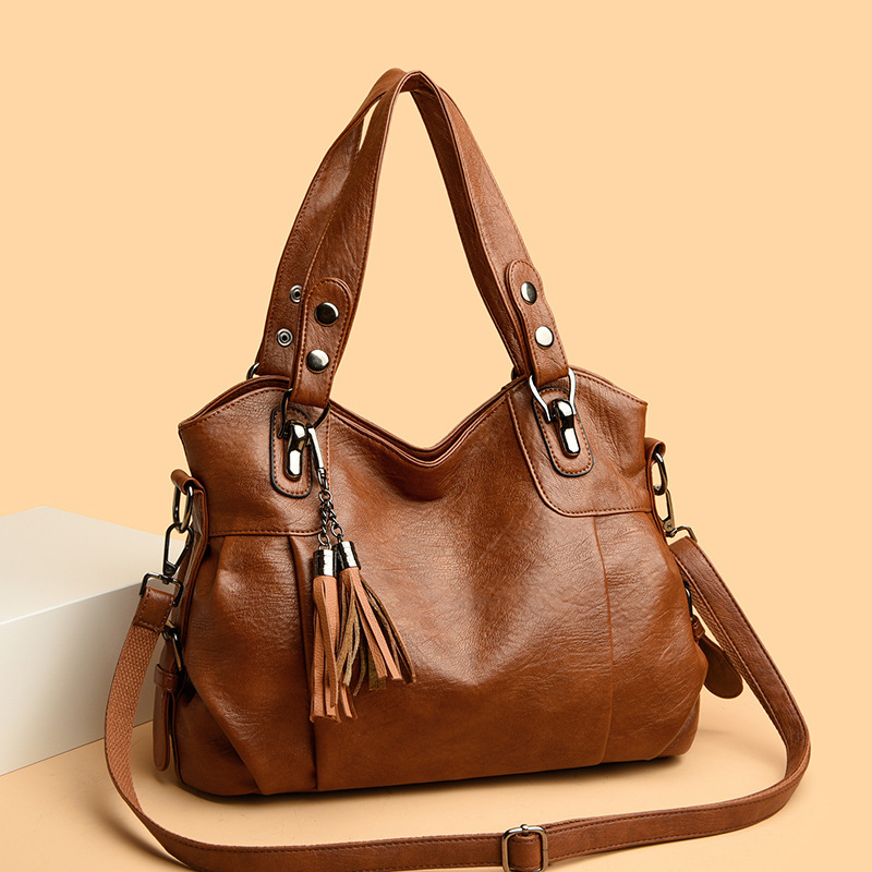 Handtasche für Damen ⎜ Weiche Schultertasche in Lederoptik mit Quastenanhänger und viel Stauraum