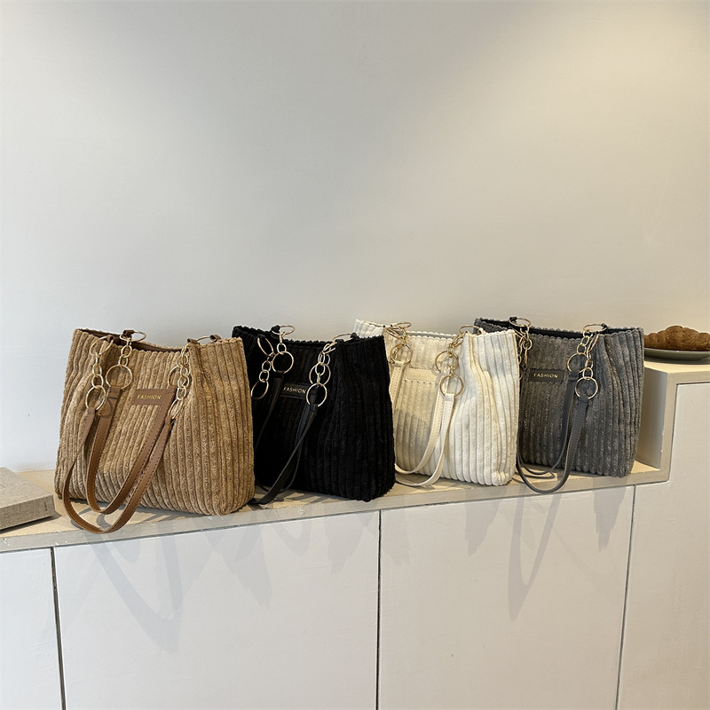 Damen Schultertasche aus Cord ⎜ Geräumige Umhängetasche mit dicken Streifen und modernem Design