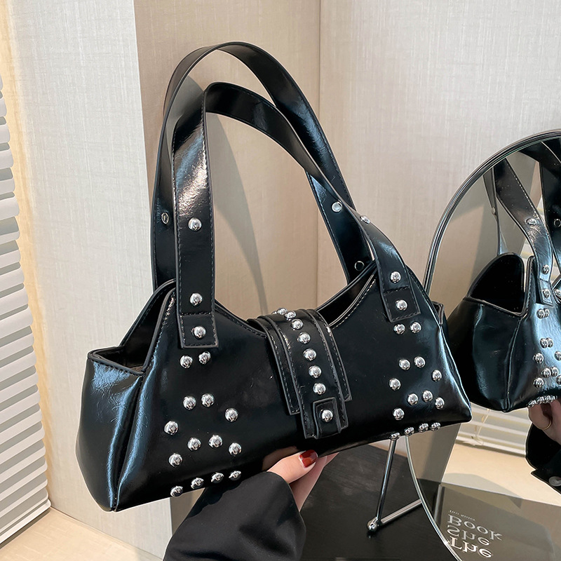 Schultertasche für Damen ⎜ Glänzende Armtasche aus Leder mit Nieten für Streetstyle und Alltag