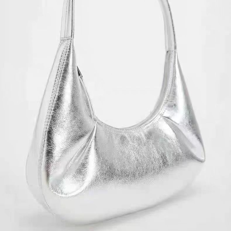 Schultertasche für Damen ⎜ Glänzende Unterarmtasche in Silber mit modernem Design für stilvolle Outfits