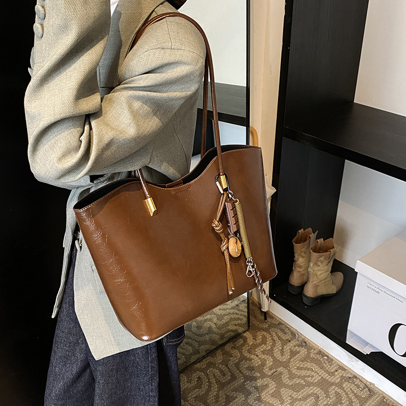 Damen Schultertasche in Lederoptik ⎜ Geräumige Alltagstasche mit Retro-Design und praktischer Innenaufteilung