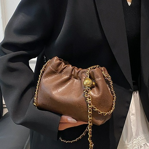 Damen Umhängetasche Mit Kette ⎜ Modische Retro Tasche Mit Weichem Design Für Alltag Und AusgehenDamen Umhängetasche Mit Kette ⎜ Modische Retro Tasche Mit Weichem Design Für Alltag Und Ausgehen