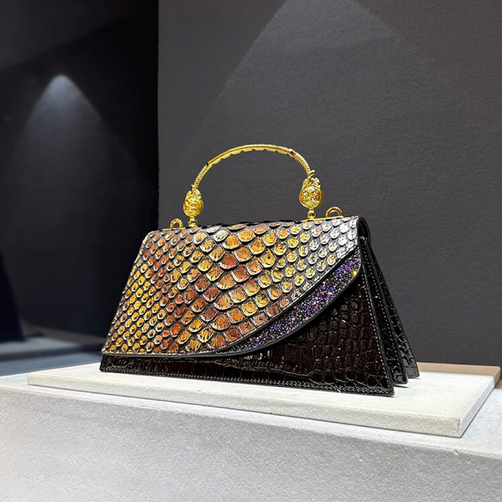 Schultertasche für Damen ⎜ Elegante Handtasche im edlen Schlangenleder-Design mit goldenen Akzenten