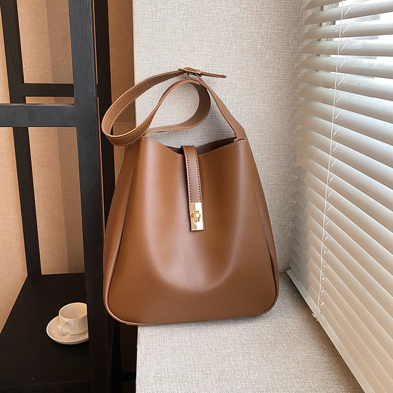 Schultertasche für Damen ⎜ Elegante Alltagstasche aus Kunstleder mit Drehverschluss und schlichtem Design