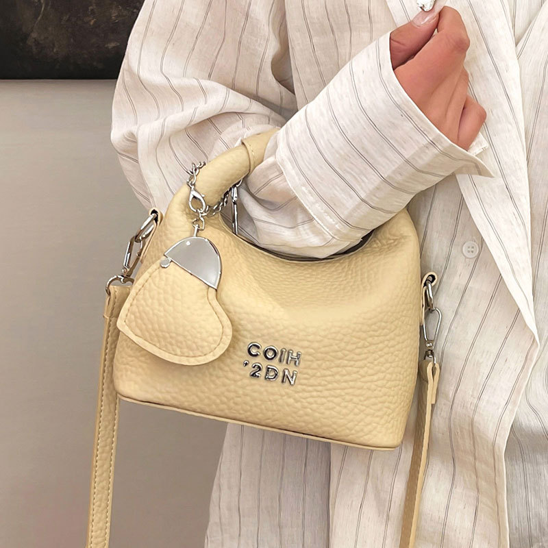 Handtasche im Litchi-Design ⎜ Trendige Umhängetasche aus Leder mit Reißverschluss und Modernem Look
