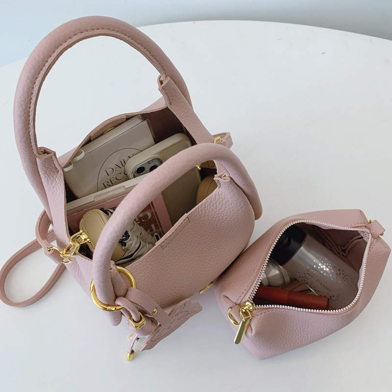 Handtasche mit Kaninchen-Anhänger ⎜ Stylische Umhängetasche mit Praktischer Tasche und Goldenen Details