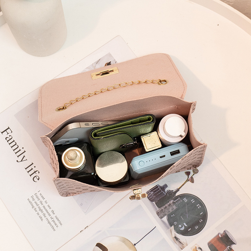 Schultertasche für Damen mit Kettengurt ⎜ Modische Handtasche mit Seidenschal-Detail für Freizeit und Stadtbummel