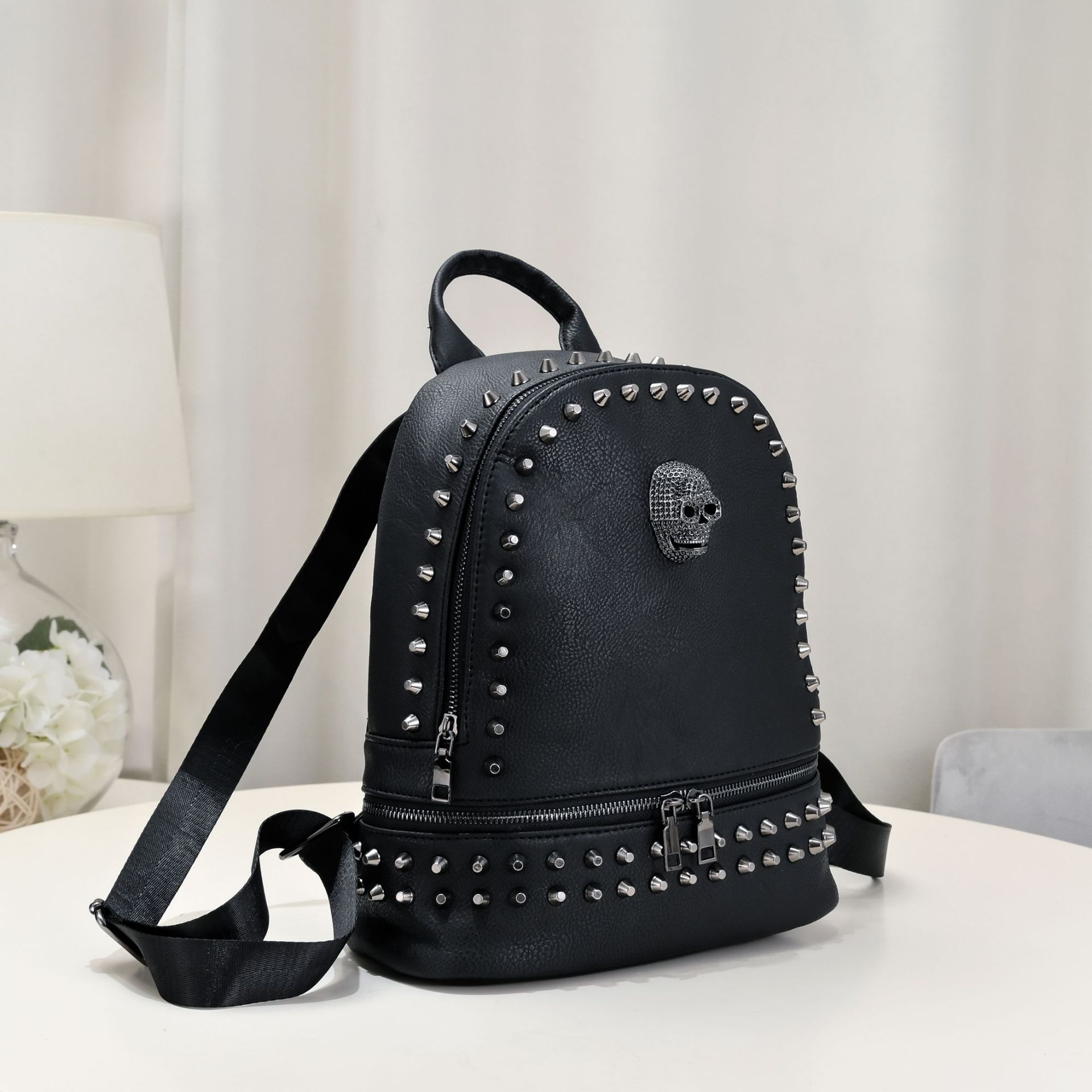 Damen Rucksack im Punk-Stil ⎜ Modischer Leder-Rucksack mit Nieten und Totenkopf-Details