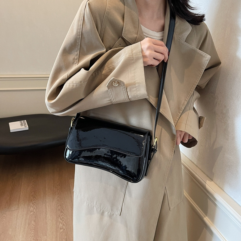 Schultertasche für Damen ⎜ Glänzende Umhängetasche mit schlichtem Design für elegante Outfits und Alltag