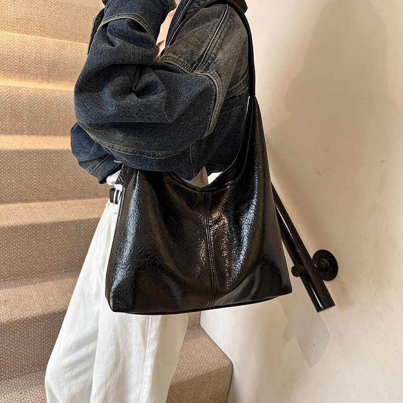 Tote Bag für Damen aus Kunstleder ⎜ Schlichte Schultertasche für Alltag, Büro und Freizeitoutfits