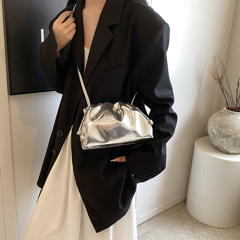 Metallische Schultertasche für Damen ⎜ Modische Dumpling-Form mit praktischer Tragefunktion