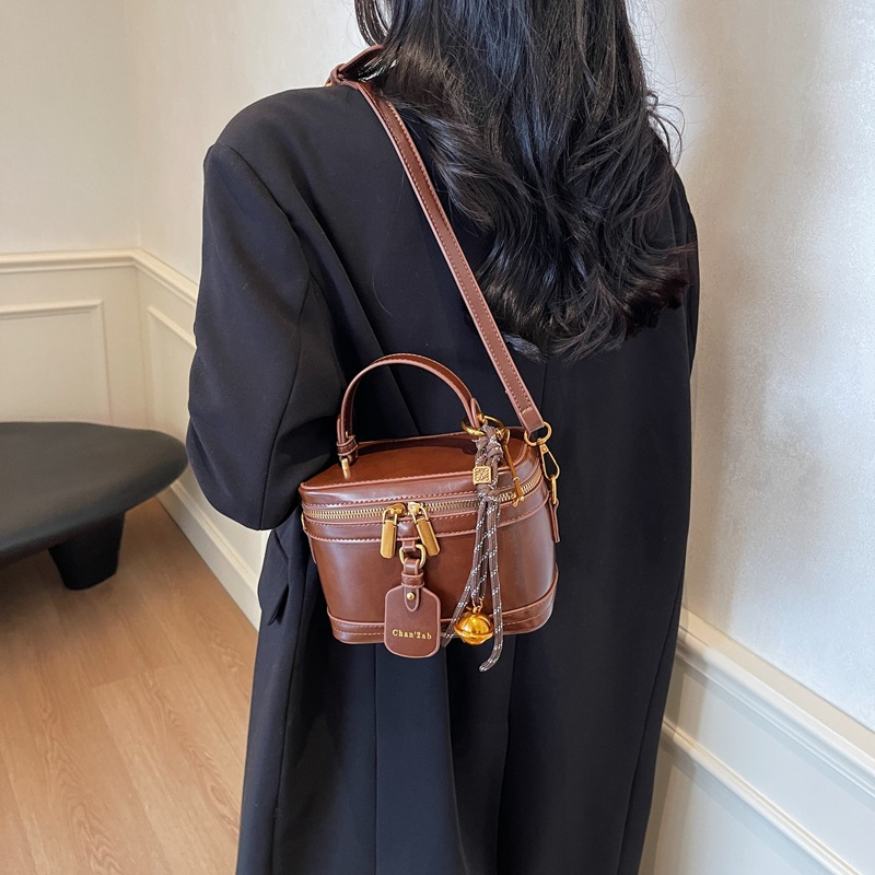Umhängetasche für Damen ⎜ Retro Schultertasche in Boxform mit Reißverschluss und dekorativem Anhänger