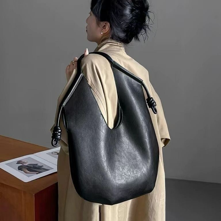 Schultertasche für Damen ⎜ Große Unterarmtasche mit modernem Design und viel Stauraum für Alltag und Büro