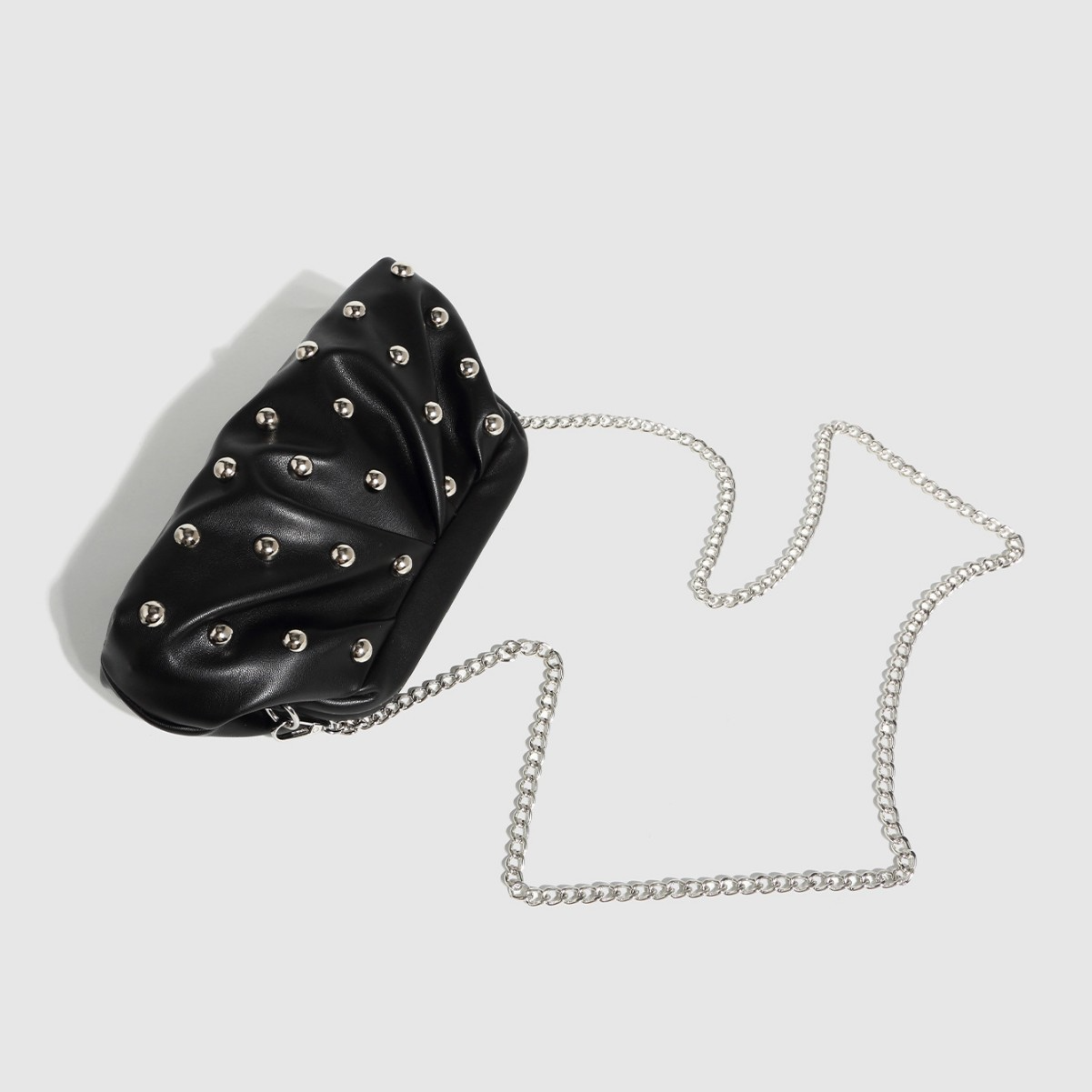 Umhängetasche für Damen ⎜ Gefaltete Handtasche mit Kettenriemen und Nieten für stylische Alltagslooks