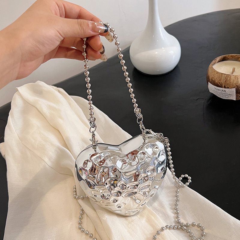 Mini Umhängetasche für Damen ⎜ Schicke Herzform-Tasche aus Metall mit Kettenriemen in Silber und Gold