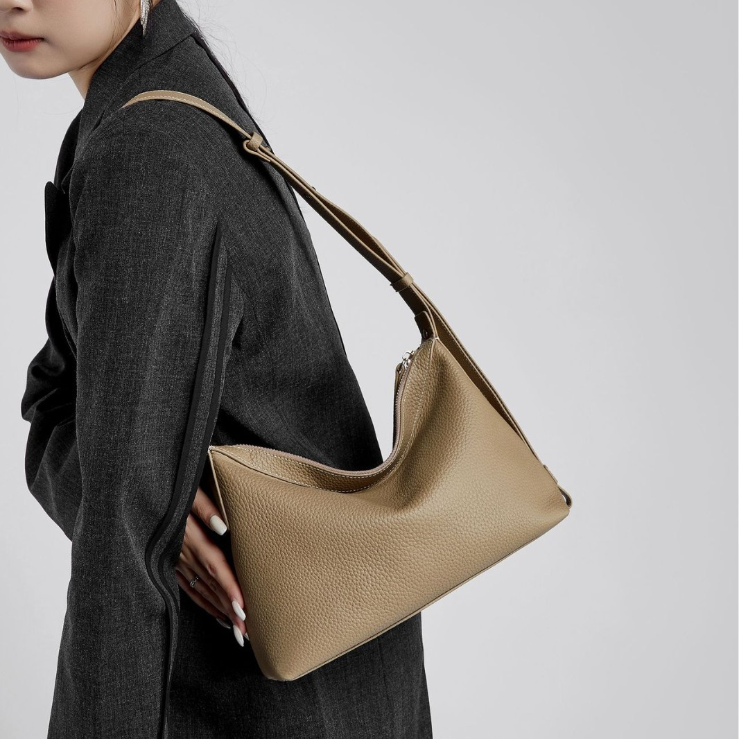 Schultertasche aus Echtleder ⎜ Minimalistische Umhängetasche für stilvolle Outfits im Alltag