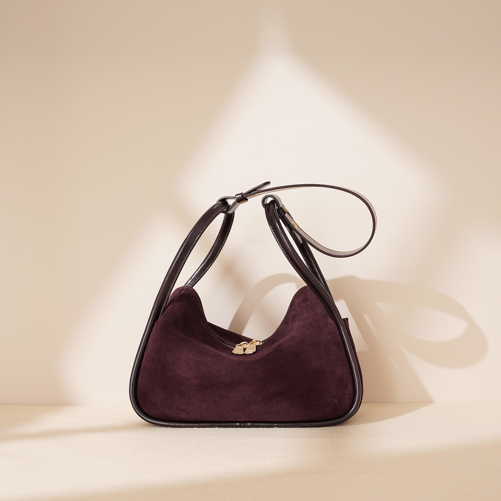 Handtasche für Damen ⎜ Elegante Unterarmtasche in Wildlederoptik mit stabilem Griff für stilvolle Outfits