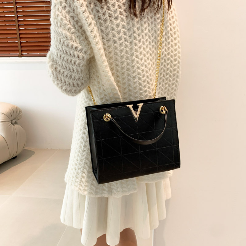 Handtasche für Damen ⎜ Modische Umhängetasche mit Kettenriemen im Retro-Stil für Alltag und Ausgehen