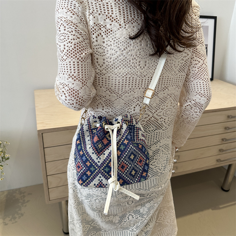 Umhängetasche im Retro-Stil ⎜ Praktische Beuteltasche mit trendigem Muster und verstellbarem Schultergurt