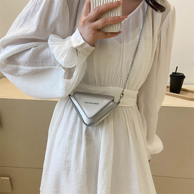 Kleine Umhängetasche für Damen ⎜ Moderner Triangel-Look mit Kettenriemen für den Alltag