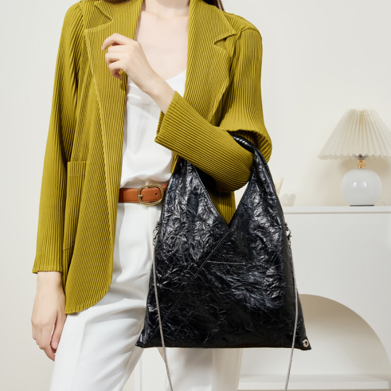 Schultertasche für Damen ⎜ Leichte Ledertasche mit viel Stauraum für Alltag und Freizeit