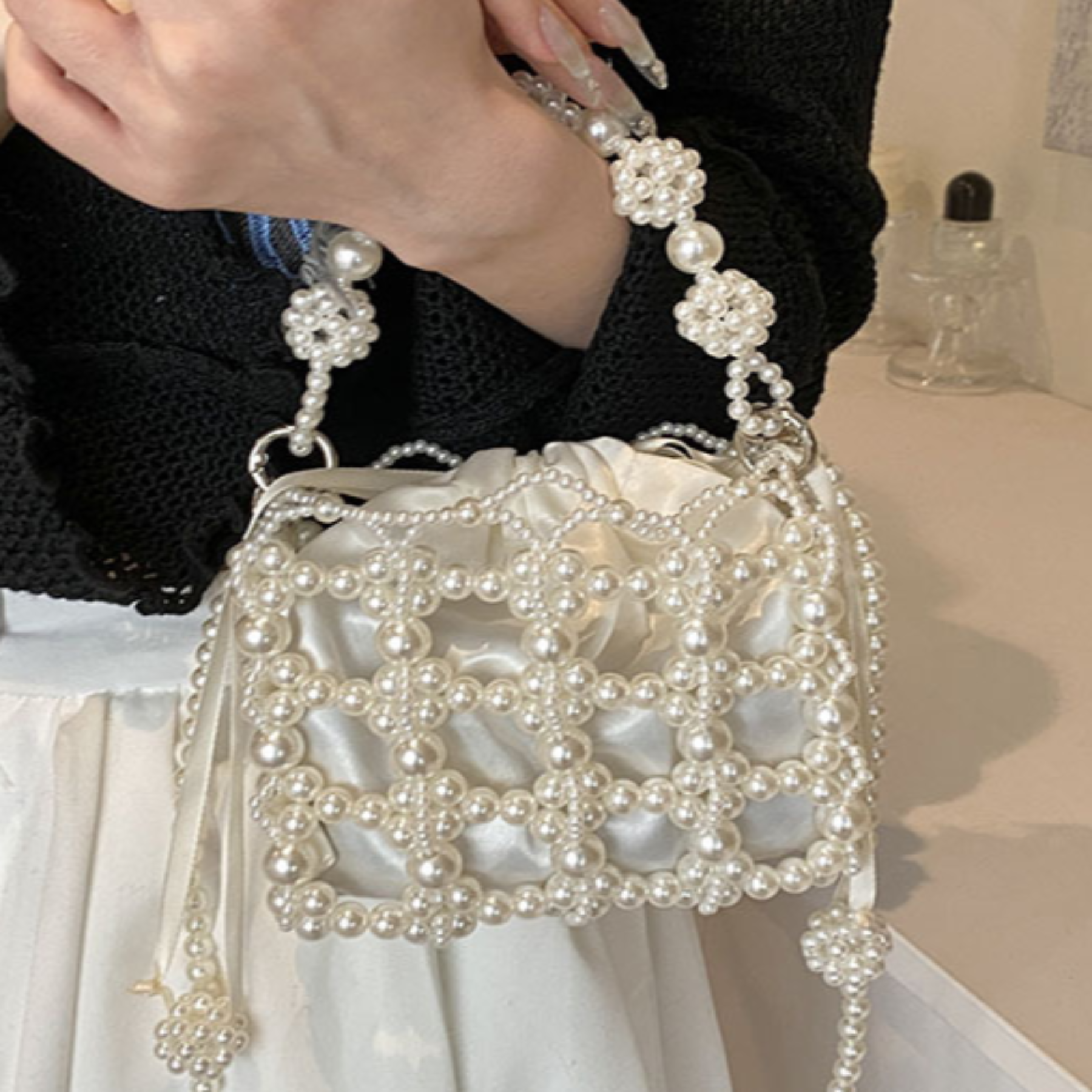 Perlen Mini Umhängetasche ⎜ Stilvolle Schultertasche mit Perlendetails und verstellbarem Riemen