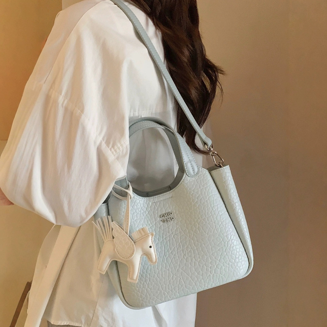 Handtasche mit Pferde-Anhänger ⎜ Helle Schultertasche aus Leder für den Alltag mit Praktischem Design
