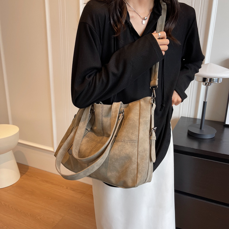 Damen Tragetasche in Lederoptik ⎜ Lässige Handtasche mit viel Stauraum für Alltag und Büro