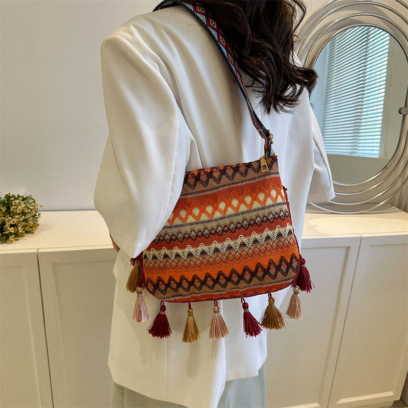 Umhängetasche für Damen ⎜ Bunte Schultertasche im Retro-Stil mit Quasten für Freizeit und Festivals
