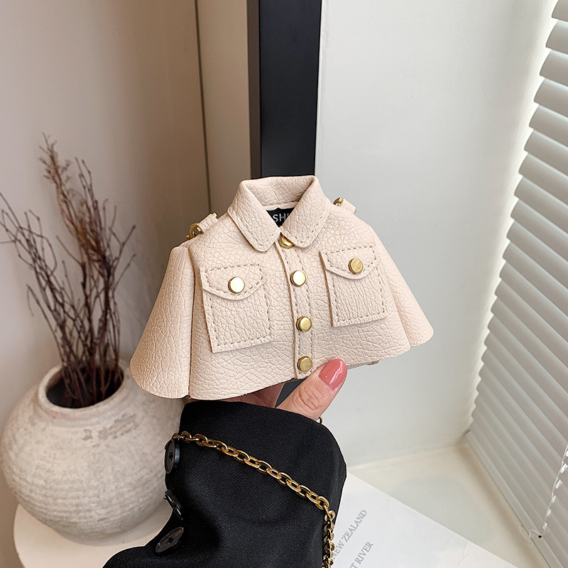 Mini Umhängetasche für Damen ⎜ Kreative Schultertasche in Jackenform mit Kette für Lippenstift und Essentials