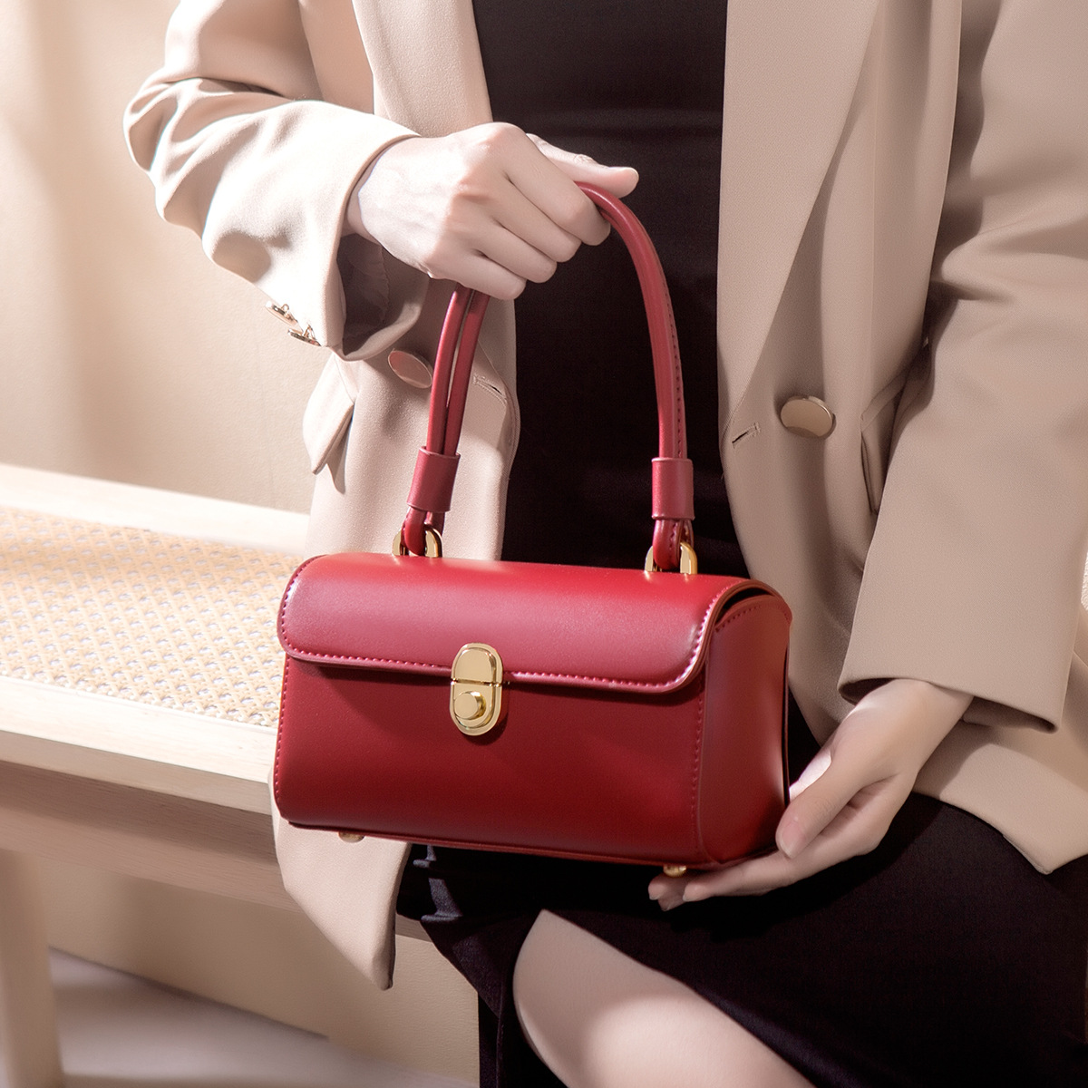 Elegante Damen Handtasche ⎜ Klassische Schultertasche mit Bügelverschluss und praktischem Tragegriff