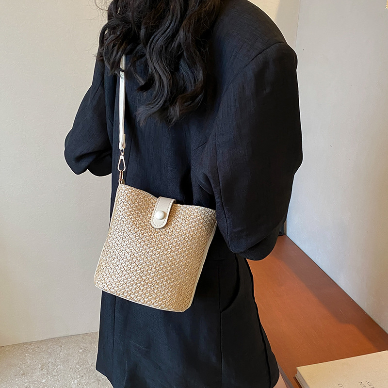 Umhängetasche für Damen ⎜ Modische Strohtasche mit Farbkontrast und großem Stauraum