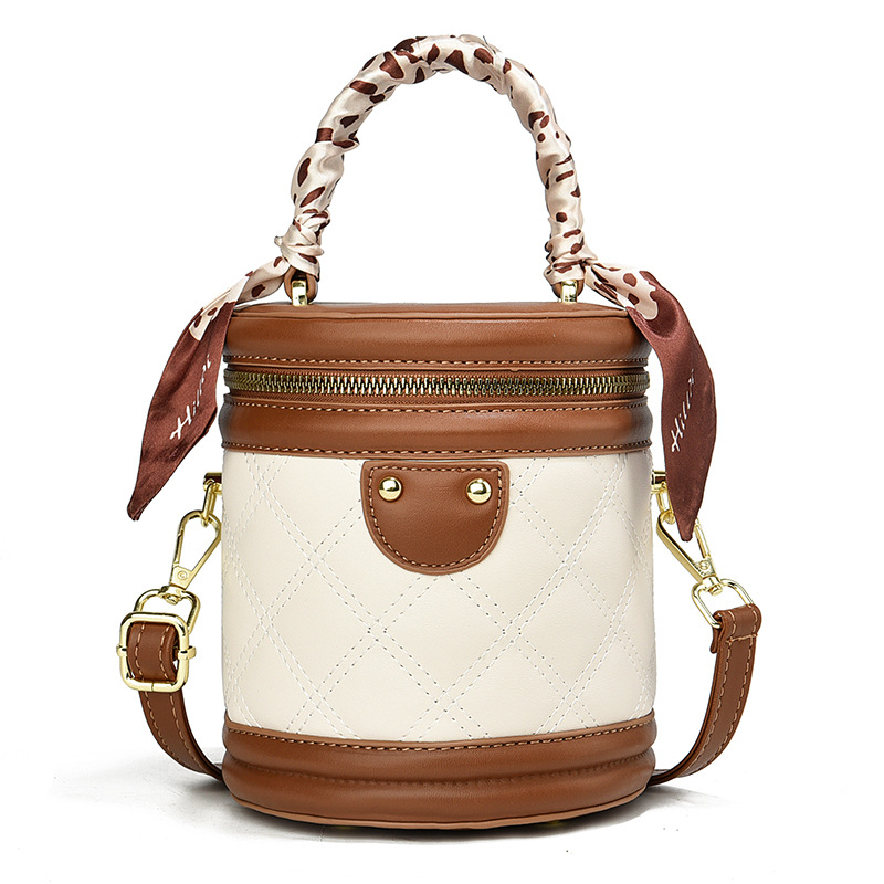 Handtasche für Damen ⎜ Modische Umhängetasche mit Zipper und verziertem Tragegriff