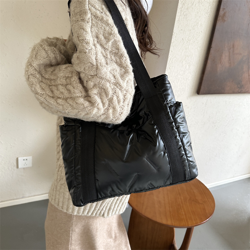 Schultertasche für Damen ⎜ Gepolsterte Wintertasche mit Seitentaschen und breiten Tragegriffen für den Alltag