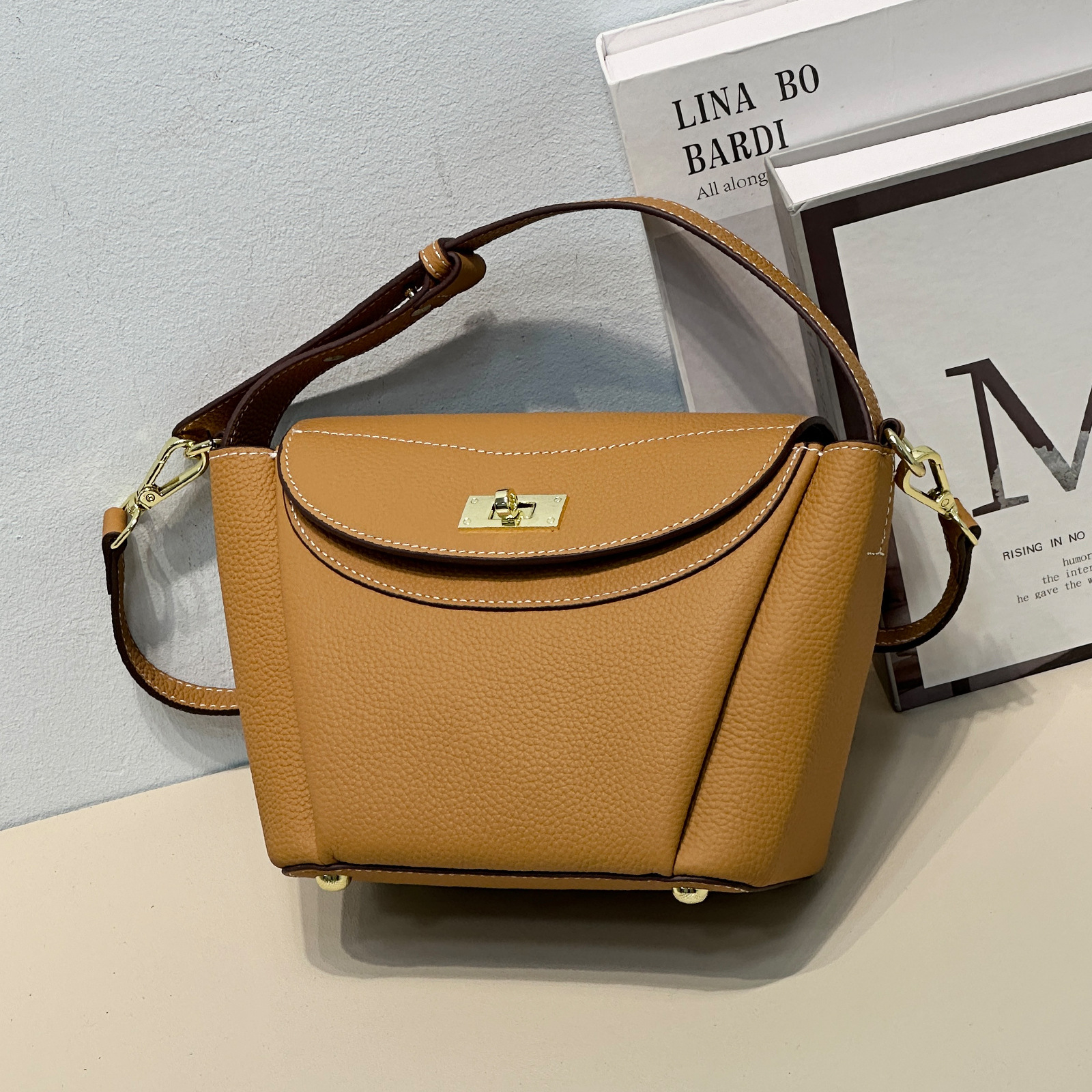 Schultertasche für Damen in Pastellfarbe ⎜ Elegante Umhängetasche mit Drehverschluss für Alltag und Ausgehen
