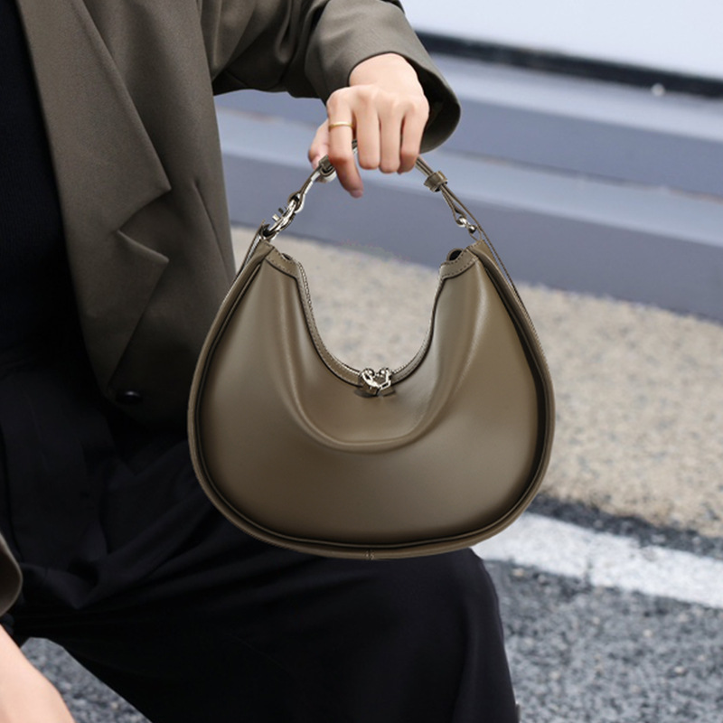Handtasche im Halbmond-Design ⎜ Elegante Schultertasche für Damen aus Glattem Kunstleder mit Reißverschluss