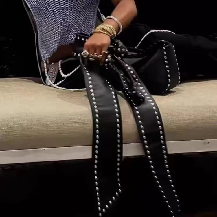 Schultertasche für Damen ⎜ Modische Handtasche mit Nieten und großer Schleife für stilvolle Auftritte