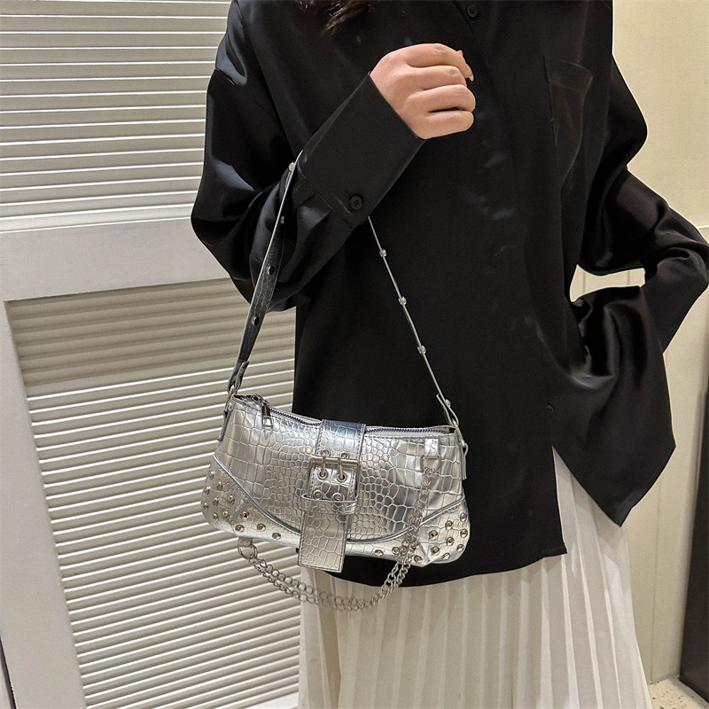 Modische Damen Schultertasche ⎜ Robuste Umhängetasche mit Kroko-Prägung, Nieten und Kettenriemen