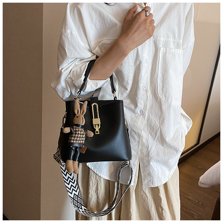 Modische Damen Handtasche ⎜ Handgefertigte Bucket Bag mit Praktischem Schulterriemen und Elegantem Verschluss
