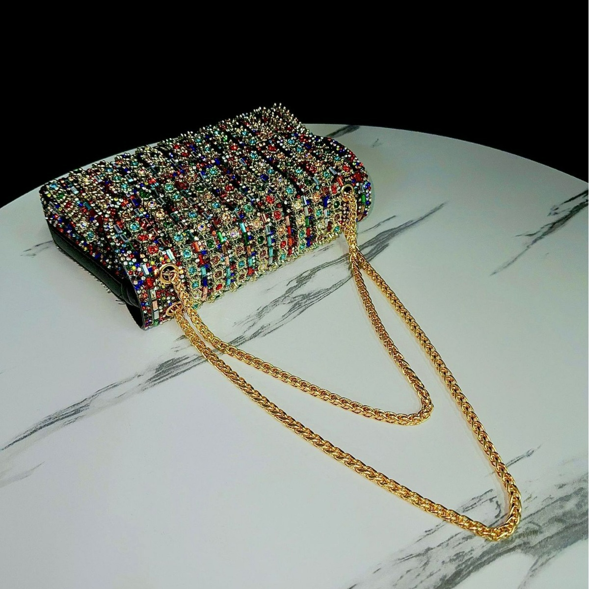 Abendtasche für Damen ⎜ Glitzernde Clutch mit bunten Strasssteinen und goldener Kette für festliche Anlässe