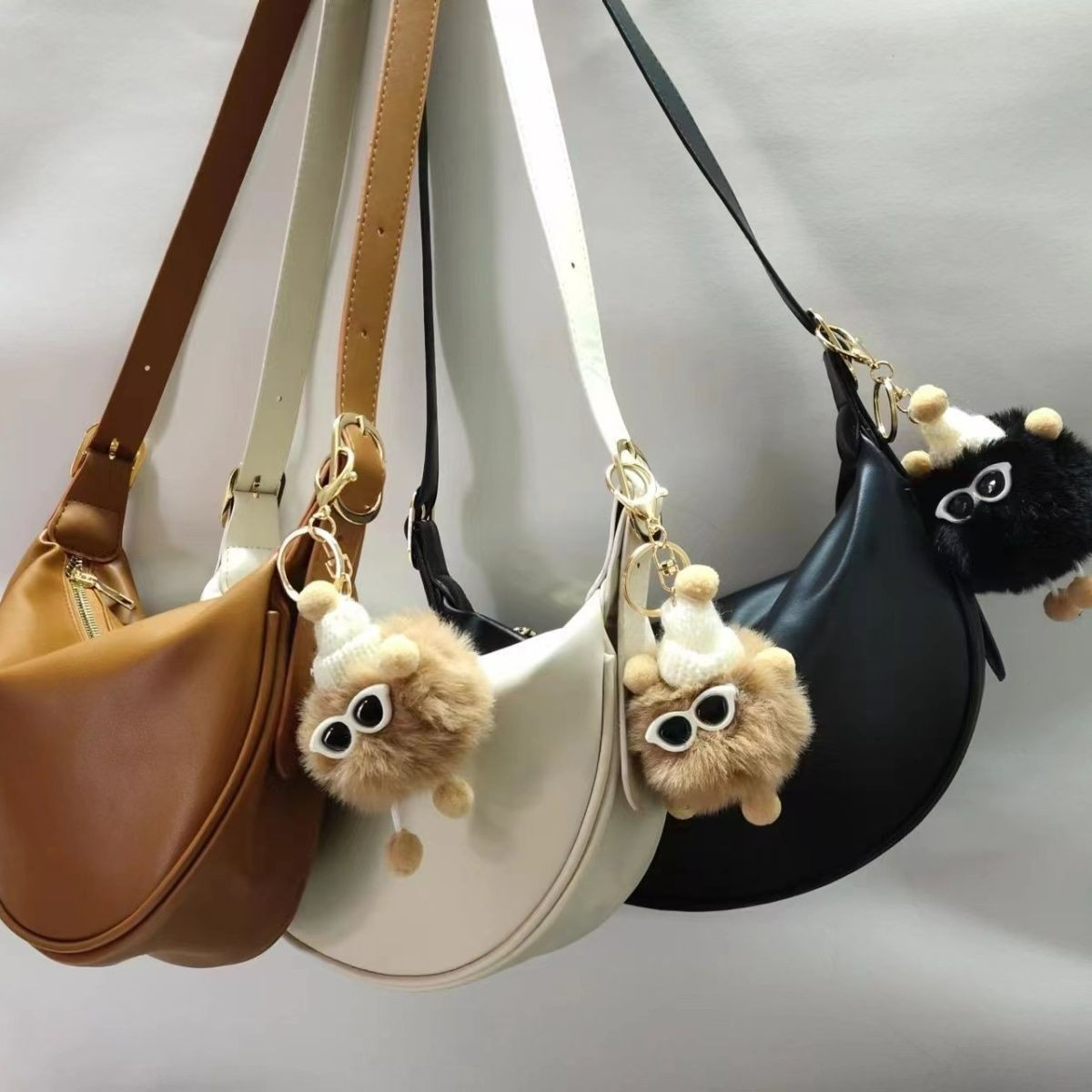 Damen Umhängetasche aus Weichem Kunstleder ⎜ Leichte Schultertasche im Halbmond-Design für Alltag und Sommer