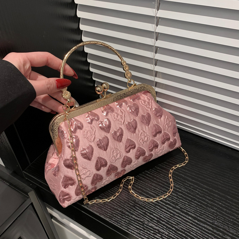 Kleine Umhängetasche für Damen ⎜ Glänzendes Design mit Herzmuster und Metallrahmen für stilvolle Anlässe