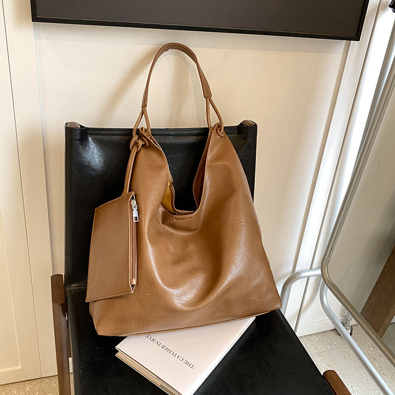 Schultertasche für Damen ⎜ Große Casual-Tasche in Lederoptik mit viel Stauraum und modernem Design