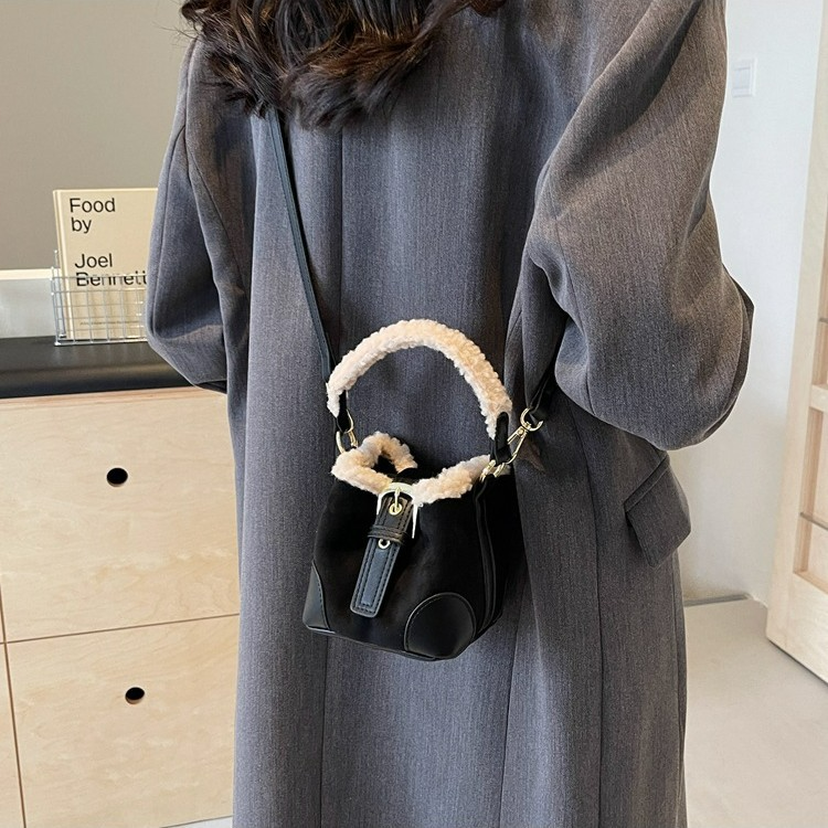 Umhängetasche für Damen ⎜ Kuschelige Handtasche mit Plüschbesatz und verstellbarem Riemen für kalte Tage