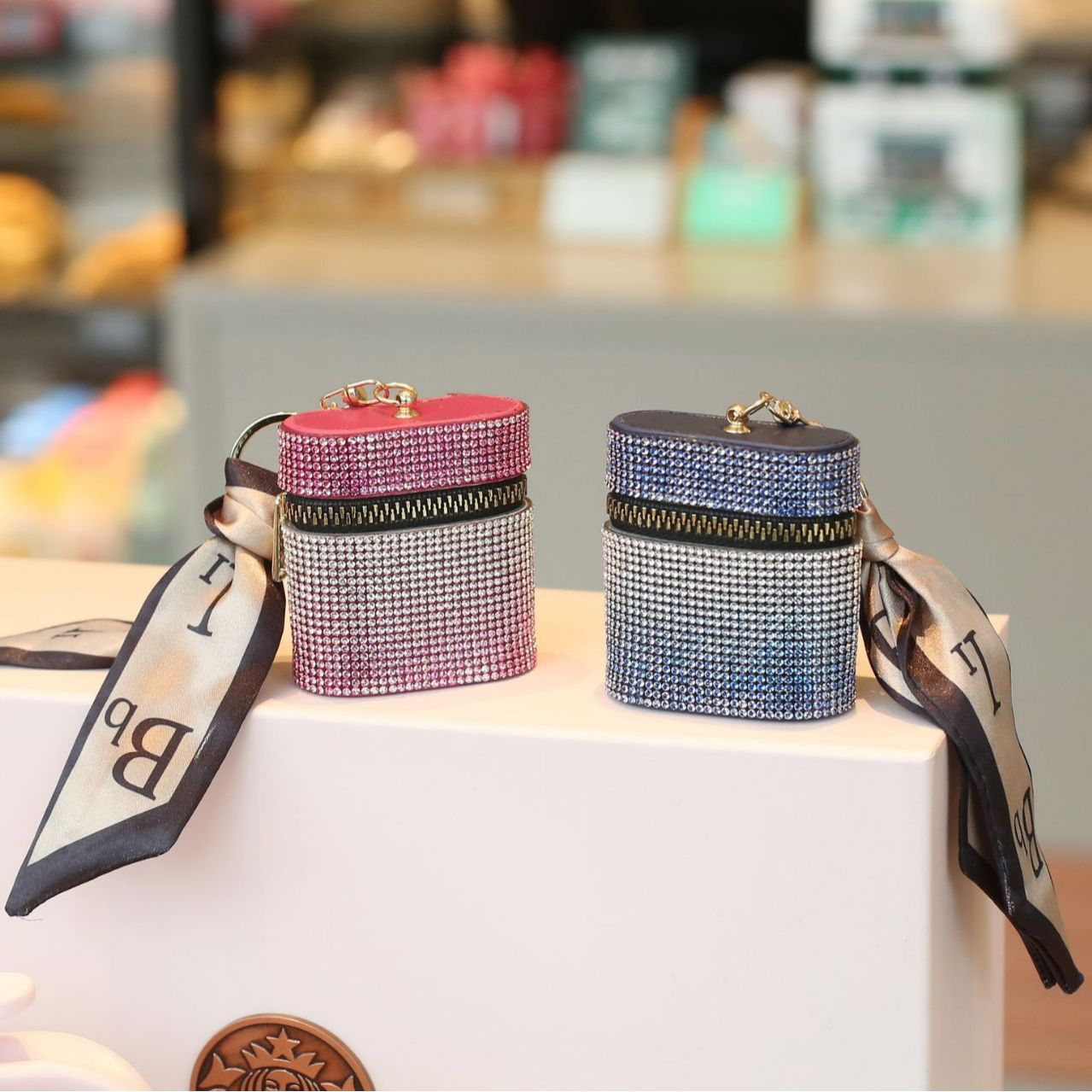 Mini Münzbörse mit Glitzersteinchen ⎜ Kompakte Tasche mit Reißverschluss und Handschlaufe für unterwegs