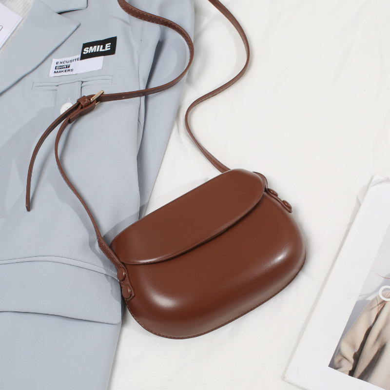 Damen Umhängetasche in Trendfarbe ⎜ Leichtes Design mit verstellbarem Riemen für Alltag und Freizeit