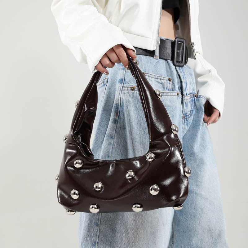 Schultertasche für Damen ⎜ Auffällige Handtasche in Lack-Optik mit Metallnieten und modernem Design
