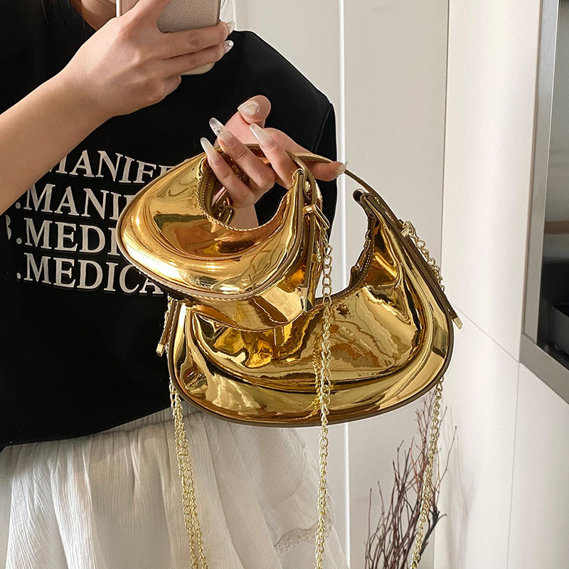 Damen Handtasche ⎜ Stylische Umhängetasche mit glänzendem Finish und praktischem Reißverschlussverschluss