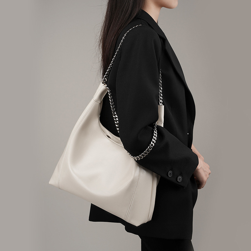 Shopper Tasche für Damen ⎜ Elegante Schultertasche mit Kettengriff und großem Stauraum für Alltag und Ausgehen